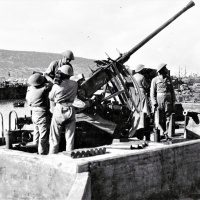 Obsluha protilietadlového kanóna 200. ľahkého protilietadlového pluku na palebnom stanovišti L-3 v Haife