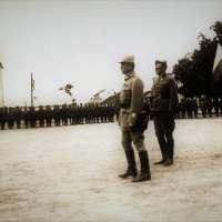 Plukovník Josef Šnejdárek, veliteľ 2. divízie čs. domáceho vojska,  vyznamenáva príslušníkov 1. stotiny (roty) čs. ženistov. Zvolen, 29. jún 1919 
