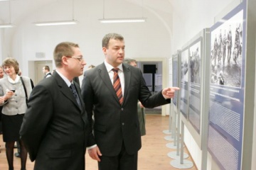 Výstava fotografií „Na strane víťazov – v službách demokracie“ 