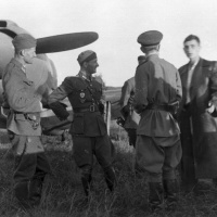 Mjr. gšt. J. Tóth na letisku Zolná