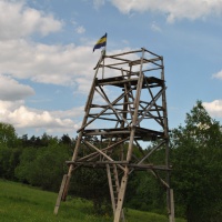 Drevená vyhliadka nachádzajúca sa v tzv. Údolí smrti na lúke medzi obcami Nižná Pisaná, Kružlová a Kapišová, 2018.