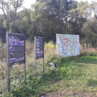 Informačné tabule zobrazujúce priebeh tankových bojov, ktoré sa v tzv. Údolí smrti odohrali v rámci Karpatsko-duklianskej operácie 25. - 27.10.1944, 2018.