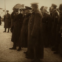 Generál M. R. Štefánik (v popredí uprostred) pri slávnostnom ceremoniáli udelenia ruského Rádu sv. Juraja čs. legionárskemu vojsku v Jekaterinburgu, 10. december 1918.