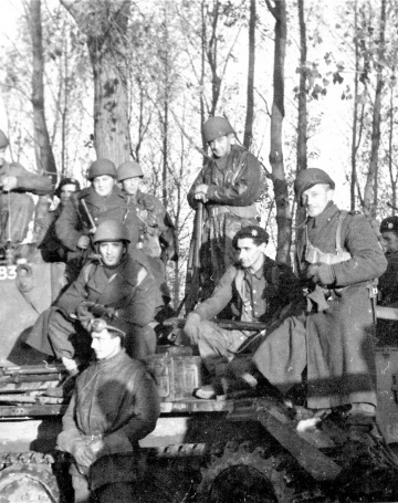 Vojaci čs. samostatnej obrnenej brigády pred odchodom do bojovej akcie pri Dunkerque 28. 10. 1944 (VHA Praha)