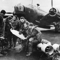 Bývalý príslušník slovenských vzdušných zbraní Sgt Karol Valach (1. zľava) so svojimi spolubojovníkmi s osádky F/Sgt Josefa Bernata, DFM pred Wellingtonon Mk IC. VÚA-VHA Praha.