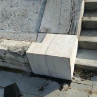 Oprava cintorína s pamätníkom – Pamätník sovietskej armády vo Svidníku (oprava spodného oporného múra – výmena kameňov, vrátane výmeny čelného rohového kameňa piedestálu) - Rohový kameň po op