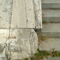 Oprava cintorína s pamätníkom – Pamätník sovietskej armády vo Svidníku (oprava spodného oporného múra – výmena kameňov, vrátane výmeny čelného rohového kameňa piedestálu) - Rohový kameň pred 