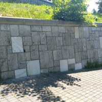 Oprava cintorína s pamätníkom – Pamätník sovietskej armády vo Svidníku (oprava spodného oporného múra – výmena kameňov, vrátane výmeny čelného rohového kameňa piedestálu)
