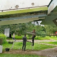 Oprava rampy a exteriérového vstupu z rampy do budovy múzea vo Svidníku - Prebiehajúce práce na oprave rampy