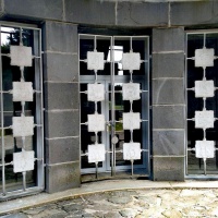 Pamätník a vojnový cintorín 1. čs. armádneho zboru na Dukle, Kolumbarium - výmena zasklenia a  zrekonštruovanie mreží vstupu do kolumbária, august 2021 