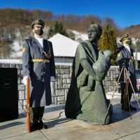 Štátny tajomník M. Majer si v Ostrom Grúni uctil obete - 23.1.2022 (9)
