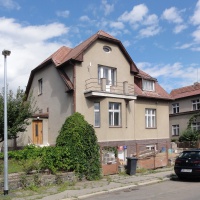 Z tohoto domu na Klíčanskej ulici v pražských Kobylisoch od 28. apríla do 7. mája 1945 Jaroslav Klemeš so svojím šifrantom Dušanom Mendlom vysielali.  Posledné depeše odoslali v čase, keď už bola ulica obsadená esesákmi...