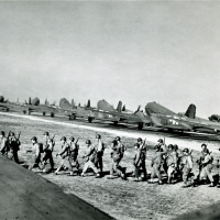 Americkí výsadkári nastupujú v Anglicku do pripravených dopravných lietadiel.