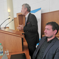 9. Vystúpenie Slavomíra Micháleka, riaditeľa HÚ SAV, vpravo Martin Posch z Historického ústavu Slovenskej akadémie vied