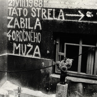 Pamätný nápis na budove, kde sovietski vojaci 21. augusta 1968 zastrelili 40 ročného muža. Bratislava.