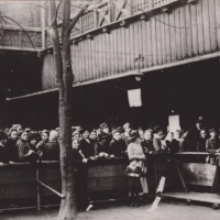 Rad ľudí čakajúcich na múku