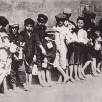 Rad hladných detí čaká na polievku