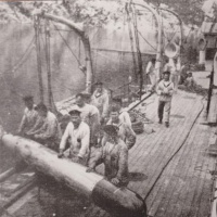 Naloďovanie cvičného torpéda na palubu krížnika