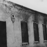Ostrý Grúň, vypálená budova rímsko-kat. ľudovej školy, 21.1.1945 povraždila trestná jedn. Edelweiss 64 osôb, 24.1.1945 podpálili celú obec, zhorelo 128 domov