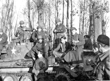 Vojaci čs. samostatnej obrnenej brigády pred odchodom do bojovej akcie pri Dunkerque 28. 10. 1944 (VHA Praha)
