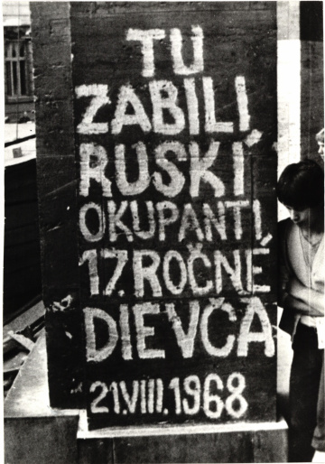 Pamätný nápis na budove Univerzity Komenského v Bratislave, kde sovietski vojaci 21. augusta 1968 zastrelili 17 ročné dievča.