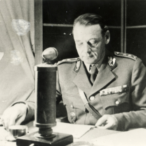 Generál Rudolf Viest pri prejave v Slobodnom slovenskom vysielači v Banskej Bystrici 8. októbra 1944.