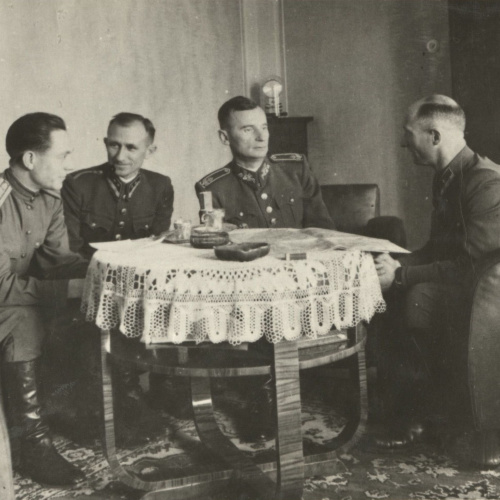 	Veliteľ 1. československej armády na Slovensku so svojimi spolupracovníkmi na veliteľstve 1. československej armády na Slovensku v Banskej Bystrici. Zľava: mjr. Ivan Ivanovič Skripka (krycie meno – Studenskij) – veliteľ sovietskej vojenskej misie, pplk. 