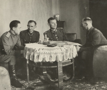 	Veliteľ 1. československej armády na Slovensku so svojimi spolupracovníkmi na veliteľstve 1. československej armády na Slovensku v Banskej Bystrici. Zľava: mjr. Ivan Ivanovič Skripka (krycie meno – Studenskij) – veliteľ sovietskej vojenskej misie, pplk. 