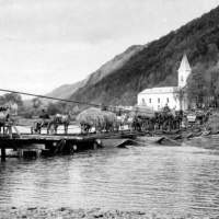 Prechod jednotiek 1 čs. armádneho zboru cez Váh pri Považskom podhradí.