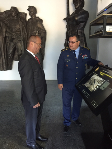 Minister obrany sleduje ukážku informačného panelu