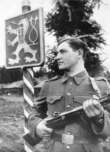 Desiatnik M. Porochnovec na stráži  pri hraničnom stĺpe v priestore Duklianskeho priesmyku.