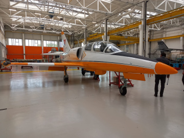 Lietadlo L-39V ožilo pod rukami odborníkov z Leteckých opravovní Trenčín