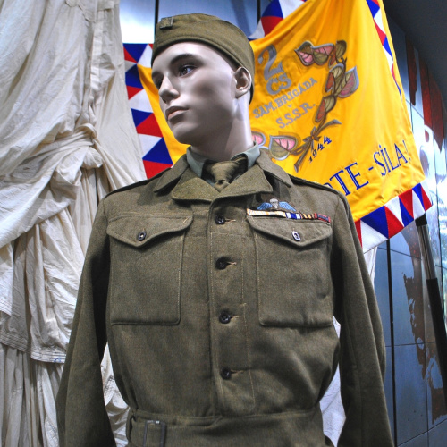 VHÚ k Vám domov XCVIII. – Anglická blúza výsadkára