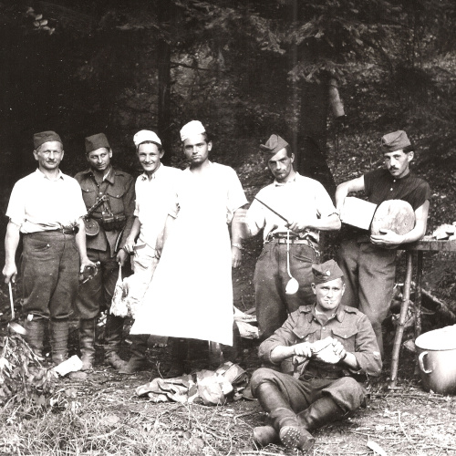  Kuchári a zásobovači partizánskeho oddielu Jána Reptu v čase Slovenského národného povstania 1944. 