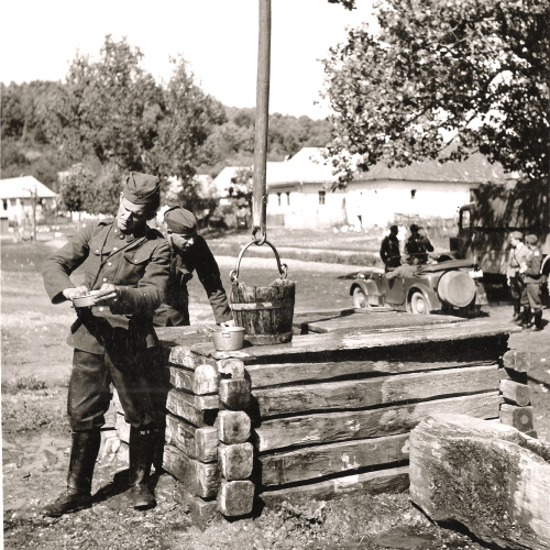 Umývanie jedálenských nádob príslušníkmi slovenskej armády. 