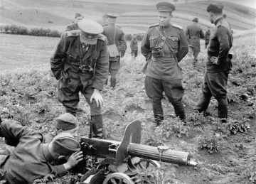 Generál Svoboda pri kontrole výcviku guľometníkov (jún 1943)