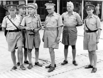 Generál S. Ingr (tretí sprava) počas návštevy jednotiek 200. ľahkého protilietadlového pluku (júl 1942)