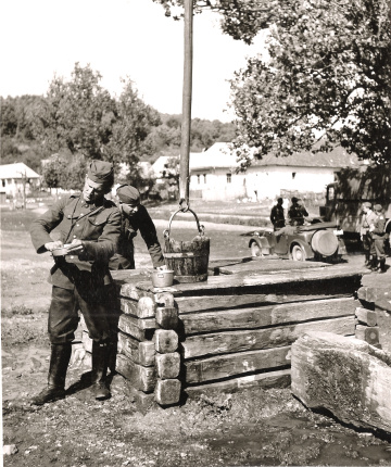 Umývanie jedálenských nádob príslušníkmi slovenskej armády. 