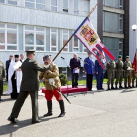 odovzanie zástavy genpor. P. Gajdošom veliteľovi pluku pplk. D. Majerčíkovi