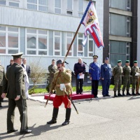 odovzanie zástavy genpor. P. Gajdošom veliteľovi pluku pplk. D. Majerčíkovi