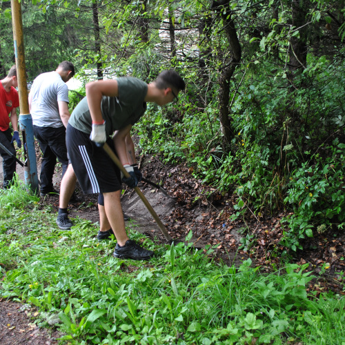 NEMECKÍ ŠTUDENTI SKRÁŠĽOVALI AREÁL NA DUKLE