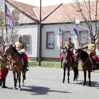 veliteľ pluku odovzdáva zástavu zástavníkovi pluku