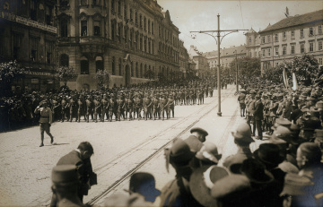 Prehliadka dobrovoľníckych jednotiek v Bratislave po skončení bojov s Maďarmi na Slovensku, leto 1919
