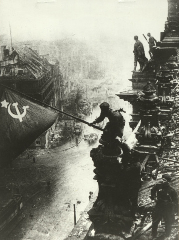 Vztyčovanie sovietskej zástavy na budove Reichstagu.