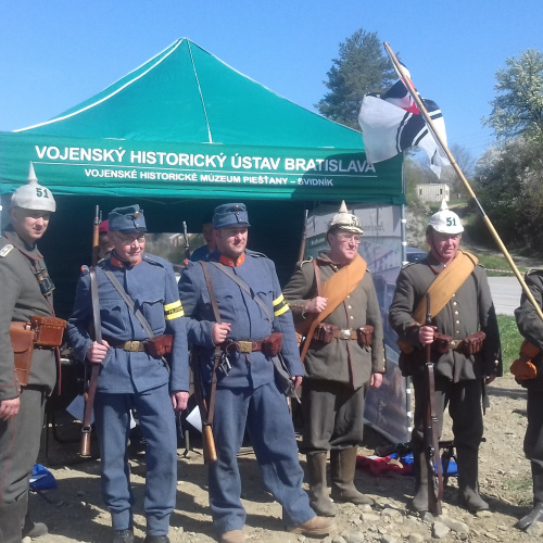 1. Stan VHÚ s prezentovanými zbraňami zo zbierok Vojenského historického múzea Mo Svidník