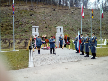 Pohľad na vstup vojnového cintorína. Genpor. Pavel Honzek pri vystúpení na pietnom akte.