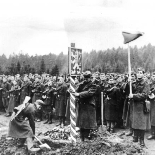 Osadzovanie pohraničného stĺpa na Dukle