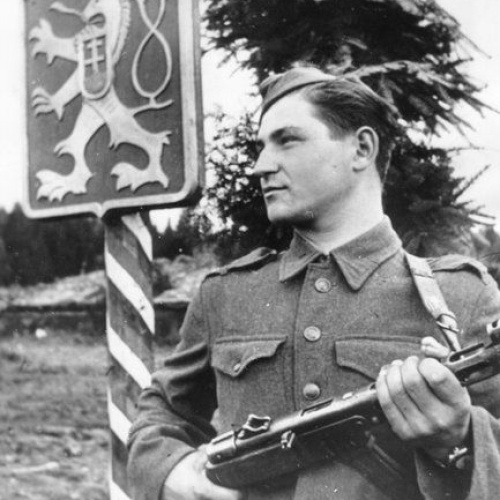 Desiatnik M. Porochnovec na stráži  pri hraničnom stĺpe v priestore Duklianskeho priesmyku.