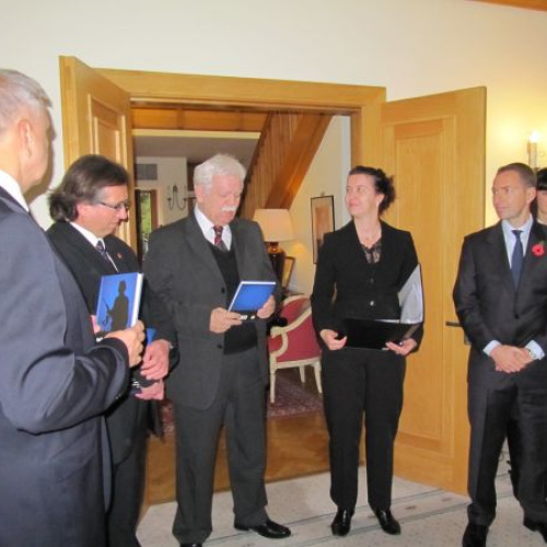 Dr. Purdek pri prezentácii knihy. Zľava Jaroslav Naď (priamy účastník vojny v Perzskom zálive v hodnosti mjr., posledných päť rokov veľvyslanec SR v Iraku), druhý, spoluautor Dr. Vitko a vpravo veľvyslanec Veľkej Británie a Severného Írska v SR.