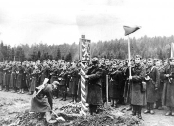 Osadzovanie pohraničného stĺpa na Dukle